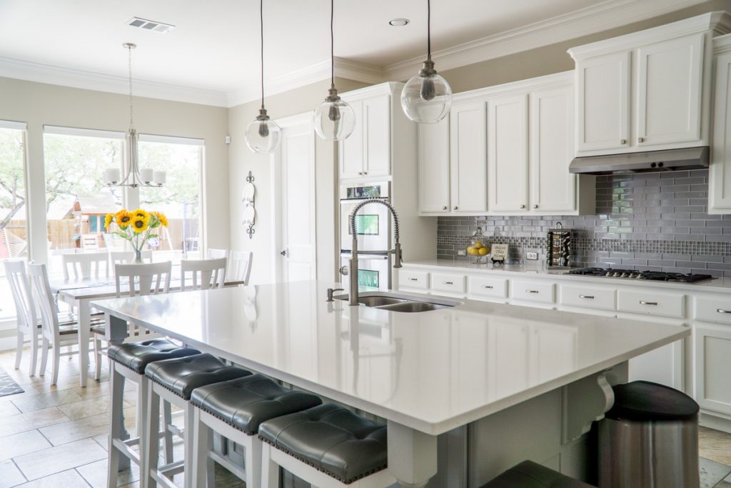 Strakke moderne keuken met minimalistisch design en witte kasten zonder grepen