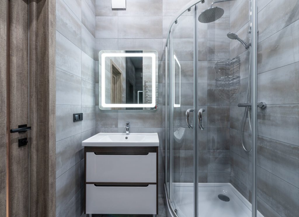 Verschillende materialen voor een douchebak: natuursteen, marmer, keramiek, composiet en acryl in moderne badkamer