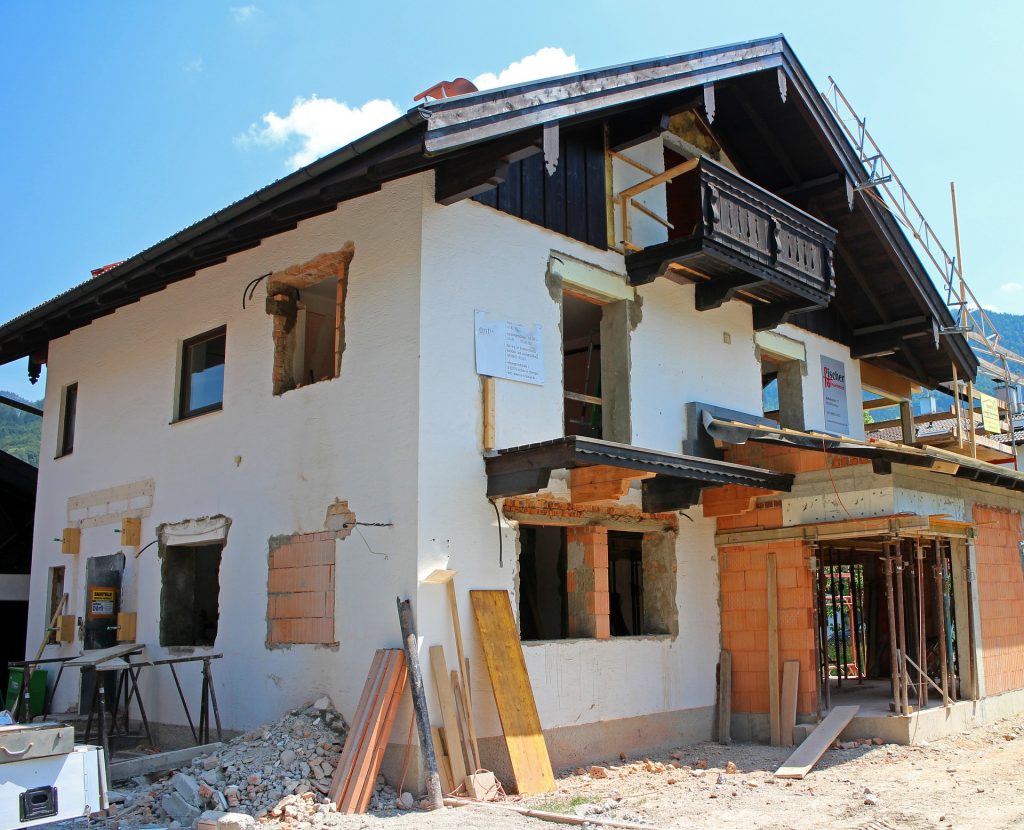 Moderne woning met uitbouw naar de tuin. Hoe je voor jouw woning een uitbouw kan realiseren met extra ruimte en waarde