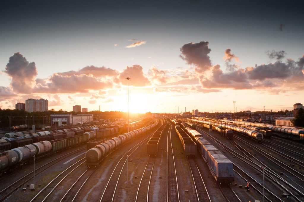 Stuurrollen geleiden materialen nauwkeurig op transportbanden door strategische plaatsing en drukuitoefening