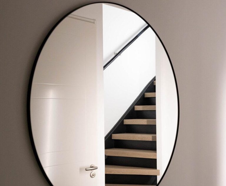 Home Voor en na voorbeeld van professionele traprenovatie in Woerden met moderne afwerking en antislip materialen