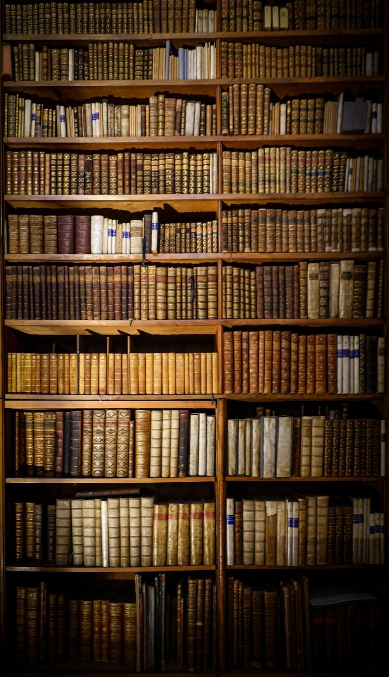 Home Klassieke boekenkast gevuld met boeken en decoratieve accessoires voor warmte en elegantie in het interieur